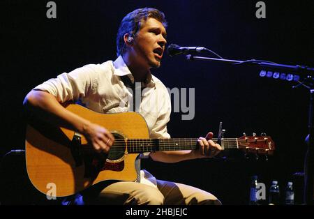 Hanson startet am 5. November 2004 in London den britischen Teil ihrer Tour im Shepherds Bush Empire. Die Tour wirbt für die limitierte EP 'Hanson Underneath Acoustic' mit Material von ihrem kommenden Album 'Underneath'. Isaac Hanson. Stockfoto