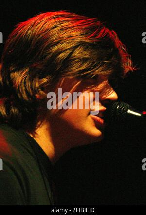 Hanson startet am 5. November 2004 in London den britischen Teil ihrer Tour im Shepherds Bush Empire. Die Tour wirbt für die limitierte EP 'Hanson Underneath Acoustic' mit Material von ihrem kommenden Album 'Underneath'. Zac Hanson. Stockfoto