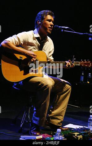 Hanson startet am 5. November 2004 in London den britischen Teil ihrer Tour im Shepherds Bush Empire. Die Tour wirbt für die limitierte EP 'Hanson Underneath Acoustic' mit Material von ihrem kommenden Album 'Underneath'. Isaac Hanson. Stockfoto