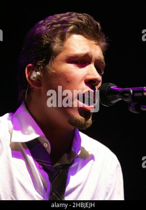 Hanson startet am 5. November 2004 in London den britischen Teil ihrer Tour im Shepherds Bush Empire. Die Tour wirbt für die limitierte EP 'Hanson Underneath Acoustic' mit Material von ihrem kommenden Album 'Underneath'. Isaac Hanson. Stockfoto