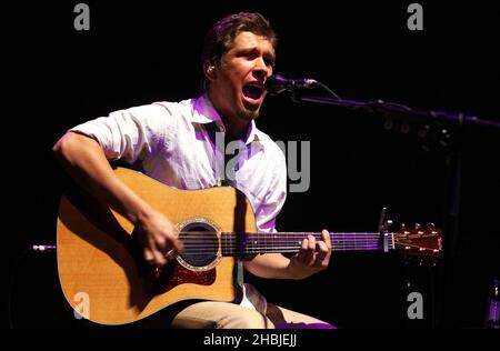 Hanson startet am 5. November 2004 in London den britischen Teil ihrer Tour im Shepherds Bush Empire. Die Tour wirbt für die limitierte EP 'Hanson Underneath Acoustic' mit Material von ihrem kommenden Album 'Underneath'. Isaac Hanson. Stockfoto