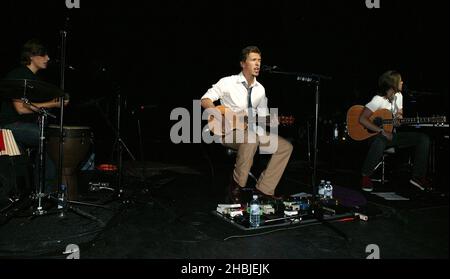 Hanson startet am 5. November 2004 in London den britischen Teil ihrer Tour im Shepherds Bush Empire. Die Tour wirbt für die limitierte EP 'Hanson Underneath Acoustic' mit Material von ihrem kommenden Album 'Underneath'. Isaac Hanson. Stockfoto