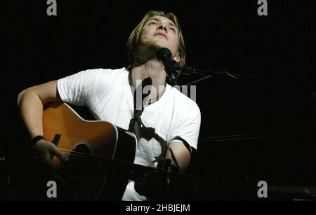 Hanson startet am 5. November 2004 in London den britischen Teil ihrer Tour im Shepherds Bush Empire. Die Tour wirbt für die limitierte EP 'Hanson Underneath Acoustic' mit Material von ihrem kommenden Album 'Underneath'. Taylor Hanson. Stockfoto