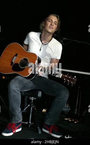 Hanson startet am 5. November 2004 in London den britischen Teil ihrer Tour im Shepherds Bush Empire. Die Tour wirbt für die limitierte EP 'Hanson Underneath Acoustic' mit Material von ihrem kommenden Album 'Underneath'. Taylor Hanson. Stockfoto