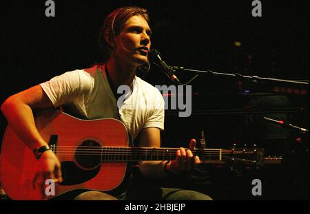 Hanson startet am 5. November 2004 in London den britischen Teil ihrer Tour im Shepherds Bush Empire. Die Tour wirbt für die limitierte EP 'Hanson Underneath Acoustic' mit Material von ihrem kommenden Album 'Underneath'. Taylor Hanson. Stockfoto