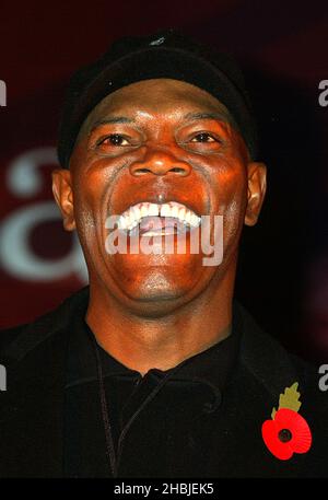 Schauspieler Samuel L Jackson nimmt an der jährlichen Regent Street Christmas Lights-Einschaltzeremonie Teil, die am 7. November 2004 in London live in der Regent Street aufgeführt wurde. Der Switch on fungiert als Afterparty nach der britischen Premiere der neuen Disney/Pixar-Animation „The Incredibles“, auf der das Lichtdisplay mit Figuren aus dem neuen Film zu sehen ist. Stockfoto