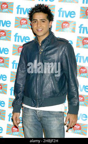Jay Sean posiert bei einem Fototermin bei der Musikveranstaltung „Pop City Live“, die am 14. November 2004 in London live auf Five im Ocean, Hackney, übertragen wird. Stockfoto