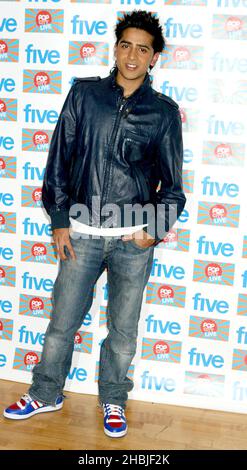Jay Sean posiert bei einem Fototermin bei der Musikveranstaltung „Pop City Live“, die am 14. November 2004 in London live auf Five im Ocean, Hackney, übertragen wird. Stockfoto