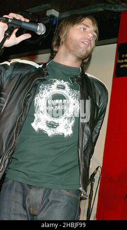 Der ehemalige Westlife-Sänger Brian McFadden tritt bei einem intimen Gig auf und feiert die heutige Veröffentlichung seines Solo-Debütalbums 'Irish Son' im 100 Club, Oxford Street, am 29. November 2004 in London. Stockfoto