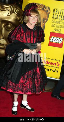 Grayson Perry posiert bei der Ankunft bei den „British Academy Children's Film & Television Awards“ im London Hilton, Park Lane am 27. November 2004 in London. Stockfoto