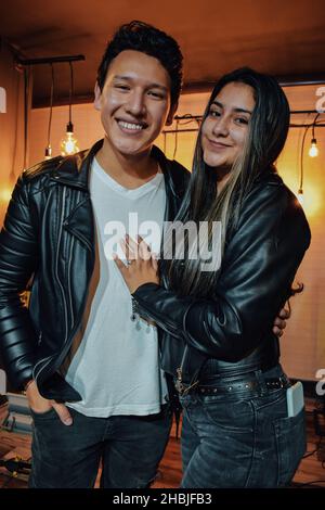 Ein glückliches Paar posiert in einer wunderschön eingerichteten Wohnung Stockfoto