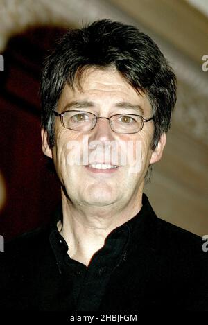 „Merry Cliffmas“ Radio DJ Mike Read stellt den Sänger Sir Cliff Richard vor, der Fans trifft und Kopien seines neuesten Albums „Somethin“ is Goin“ On“ und DVD „Cliff Richard Live - Castles in the Air“ am 1. Dezember 2004 in Harrods in London signiert. Stockfoto