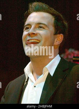 Shane Filan von Westlife treten am 4. Dezember 2004 in London auf der Bühne des G-A-Y im Astoria auf. Stockfoto
