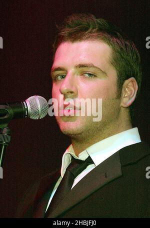 Mark Feehily tritt am 4. Dezember 2004 in London mit Westlife im G-A-Y im Astoria auf. Stockfoto