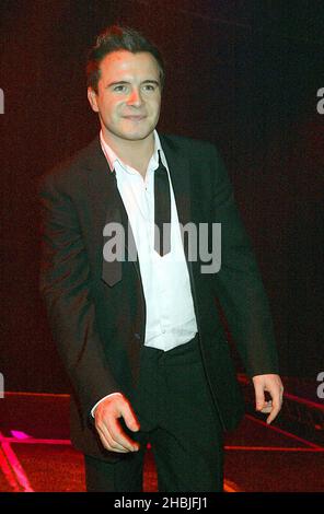 Shane Filan von Westlife treten am 4. Dezember 2004 in London auf der Bühne des G-A-Y im Astoria auf. Stockfoto