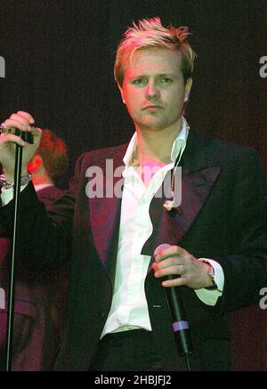 Nicky Byrne tritt am 4. Dezember 2004 in London mit Westlife im G-A-Y im Astoria auf. Stockfoto