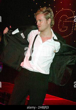 Nicky Byrne tritt am 4. Dezember 2004 in London mit Westlife im G-A-Y im Astoria auf. Stockfoto