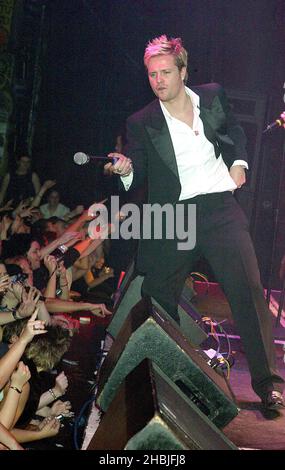 Nicky Byrne tritt am 4. Dezember 2004 in London mit Westlife im G-A-Y im Astoria auf. Stockfoto
