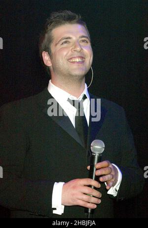 Mark Feehily tritt am 4. Dezember 2004 in London mit Westlife im G-A-Y im Astoria auf. Stockfoto