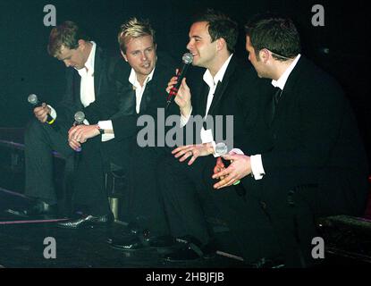 Nicky Byrne, Shane Filan, Mark Feehily und Kian Egan sind am 4. Dezember 2004 in London auf der Bühne mit Westlife im G-A-Y im Astoria zu sehen. Stockfoto