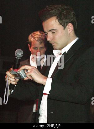 Shane Filan von Westlife treten am 4. Dezember 2004 in London auf der Bühne des G-A-Y im Astoria auf. Stockfoto