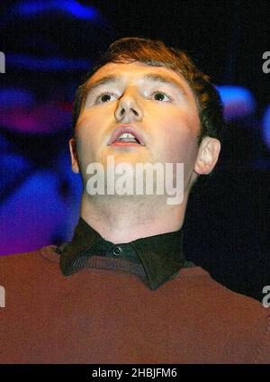 David Jones von The Departure tritt am 5. Dezember 2004 in London auf der Bühne im „XFM's Winter Wonderland“ auf, einem Wohltätigkeitskonzert des Londoner Radiosenders XFM im Carling Apollo Hammersmith. Stockfoto