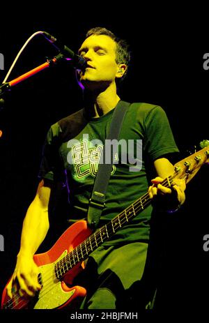 Blink182 tritt bei ihrer Rückkehr nach Großbritannien auf der Bühne auf, nachdem sie ihre Europa-Tour hier im Februar in der Wembley Arena am 6. Dezember 2004 in London aufgenommen hat. Mark Hoppus Gitarre Stockfoto