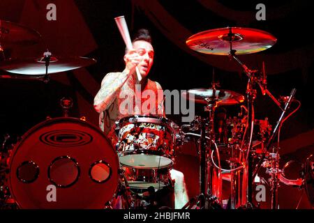 Blink182 tritt bei ihrer Rückkehr nach Großbritannien auf der Bühne auf, nachdem sie ihre Europa-Tour hier im Februar in der Wembley Arena am 6. Dezember 2004 in London aufgenommen hat. Travis Barker Stockfoto