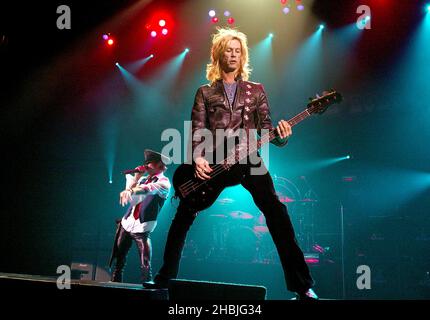 Velvet Revolver spielt auf der Bühne eines ihrer letzten London-Termine ihrer UK-Tour im Carling Apollo Hammersmith in London. Scott Weiland, Sänger, Matt Sorum, Drums, Slash, Gitarre, Duff McKagan, Bass, Dave Kushner, Gitarre. Stockfoto