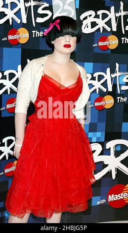 Kelly Osbourne posiert im Presseraum bei den Anniversary Brit Awards 2005 im Earl's Court am 9. Februar 25. 2005 in London. Stockfoto