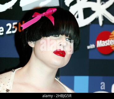 Kelly Osbourne posiert im Presseraum bei den Anniversary Brit Awards 2005 im Earl's Court am 9. Februar 25. 2005 in London. Kopfschuss Stockfoto