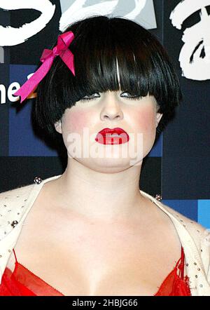 Kelly Osbourne posiert im Presseraum bei den Anniversary Brit Awards 2005 im Earl's Court am 9. Februar 25. 2005 in London. Kopfschuss Stockfoto