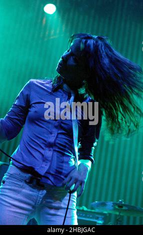 Die Schauspielerin und Sängerin Juliette Lewis tritt mit ihrer Band The Licks im Rahmen der Konzertreihe „The Shockwaves NME Awards Shows 2005“ am 14. Februar 2005 in London im Astoria auf. Stockfoto