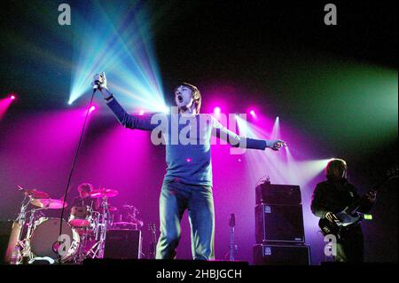 Kasabian treten im Rahmen der Konzertreihe „The Shockwaves NME Awards Shows 2005“ in der Carling Academy Brixton am 10. Februar 2005 in London auf der Bühne auf Stockfoto