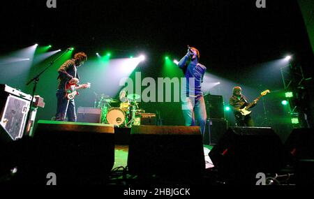 Kasabian treten im Rahmen der Konzertreihe „The Shockwaves NME Awards Shows 2005“ in der Carling Academy Brixton am 10. Februar 2005 in London auf der Bühne auf Stockfoto