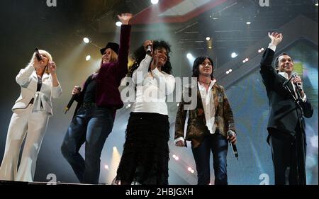 Rowetta Satchell, Finalistin von ITV's Reality-Show The X Factor, Tabby Callaghan und der Gewinner Steve Brookstein, Verity Keays und Emma Paigne von 2 To Go treten am 20. Februar 2005 im Londoner Wembley Arena Pavilion auf ihrer UK-Tournee „The X Factor Live“ live auf. Stockfoto