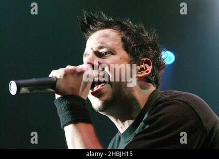 Pierre Bouvier am Gesang; Jeff Stinco; Leadgitarre; Chuck Comeau; Drums des kanadischen Punk-Pop-Quintetts Simple Plan spielen das Londoner Datum ihrer UK-Tour, um ihr zweites Album 'Still Not Getting Any' zu promoten, am 23. Februar 2005 im The Astoria in London. Stockfoto