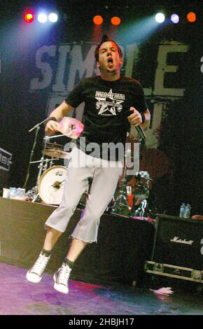 Pierre Bouvier am Gesang; Jeff Stinco; Leadgitarre; Chuck Comeau; Drums des kanadischen Punk-Pop-Quintetts Simple Plan spielen das Londoner Datum ihrer UK-Tour, um ihr zweites Album 'Still Not Getting Any' zu promoten, am 23. Februar 2005 im The Astoria in London. Stockfoto