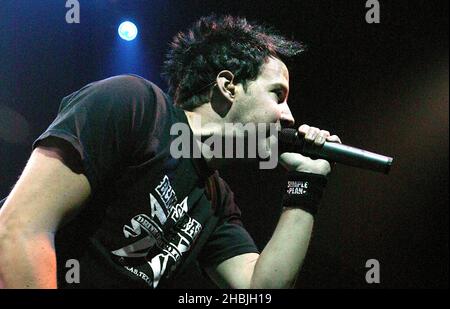 Pierre Bouvier am Gesang; Jeff Stinco; Leadgitarre; Chuck Comeau; Drums des kanadischen Punk-Pop-Quintetts Simple Plan spielen das Londoner Datum ihrer UK-Tour, um ihr zweites Album 'Still Not Getting Any' zu promoten, am 23. Februar 2005 im The Astoria in London. Stockfoto