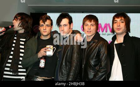 Mike H, Sam Endicott und Michael Zakarin von der amerikanischen Band The Bravery treffen Fans und unterschreiben Kopien ihrer neuen Single 'Honest Mistake', die heute auf der HMV Oxford Street in London erschienen ist. Stockfoto