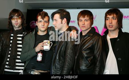 Mike H, Sam Endicott und Michael Zakarin von der amerikanischen Band The Bravery treffen Fans und unterschreiben Kopien ihrer neuen Single 'Honest Mistake', die heute auf der HMV Oxford Street in London erschienen ist. Stockfoto