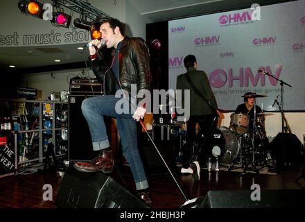 Mike H, Sam Endicott und Michael Zakarin von der amerikanischen Band The Bravery treffen Fans und unterschreiben Kopien ihrer neuen Single 'Honest Mistake', die heute auf der HMV Oxford Street in London erschienen ist. Stockfoto