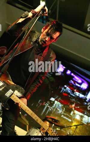 Mike H, Sam Endicott und Michael Zakarin von der amerikanischen Band The Bravery treffen Fans und unterschreiben Kopien ihrer neuen Single 'Honest Mistake', die heute in der HMV Oxford Street in London erschienen ist. Stockfoto