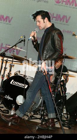 Mike H, Sam Endicott und Michael Zakarin von der amerikanischen Band The Bravery treffen Fans und unterschreiben Kopien ihrer neuen Single 'Honest Mistake', die heute in der HMV Oxford Street in London erschienen ist. Sam Endicott Stockfoto