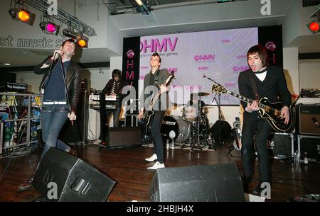 Mike H, Sam Endicott und Michael Zakarin von der amerikanischen Band The Bravery treffen Fans und unterschreiben Kopien ihrer neuen Single 'Honest Mistake', die heute in der HMV Oxford Street in London erschienen ist. Stockfoto