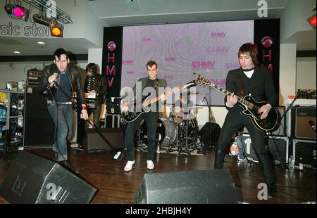 Mike H, Sam Endicott und Michael Zakarin von der amerikanischen Band The Bravery treffen Fans und unterschreiben Kopien ihrer neuen Single 'Honest Mistake', die heute in der HMV Oxford Street in London erschienen ist. Stockfoto