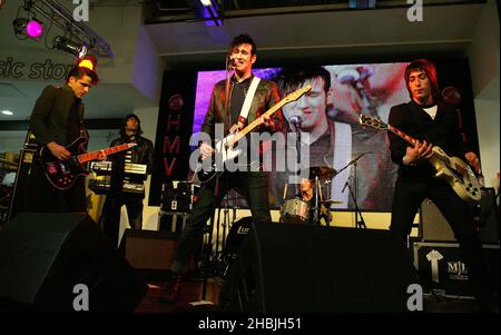 Mike H, Sam Endicott und Michael Zakarin von der amerikanischen Band The Bravery treffen Fans und unterschreiben Kopien ihrer neuen Single 'Honest Mistake', die heute in der HMV Oxford Street in London erschienen ist. Stockfoto