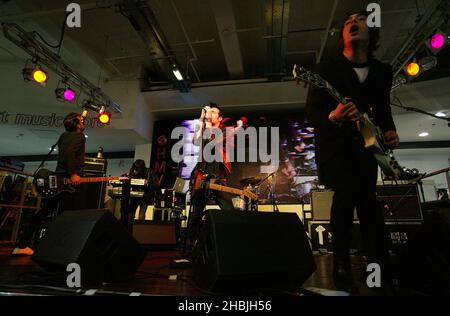 Mike H, Sam Endicott und Michael Zakarin von der amerikanischen Band The Bravery treffen Fans und unterschreiben Kopien ihrer neuen Single 'Honest Mistake', die heute in der HMV Oxford Street in London erschienen ist. Stockfoto