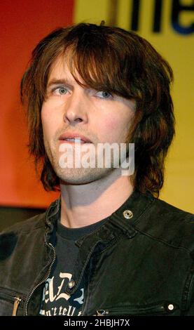 Der britische Singer-Songwriter James Blunt spielt live und signiert am 10. März 2005 in London Kopien seiner neuesten Single "Wise Men" im Virgin Megastore, Oxford Street. Stockfoto