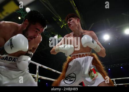 BROVARY, UKRAINE - 18. DEZEMBER 2021 - der ukrainische Boxer Vasyl Chebotar (R) kämpft während der Promotions boxi K2 mit Sagadat Rakhmankul aus Kasachstan Stockfoto